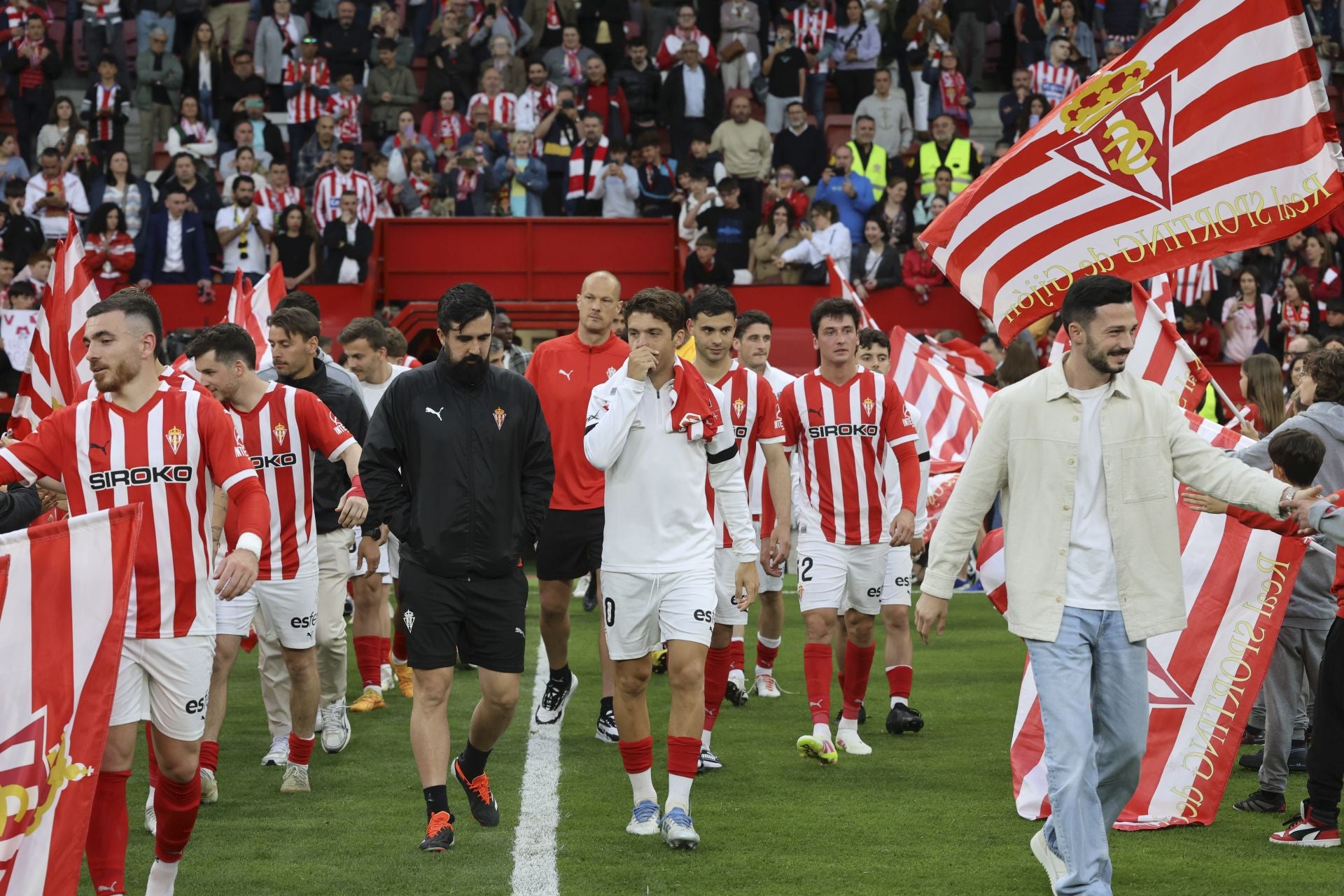 La última de Cote en El Molinón: su emotiva despedida del Sporting de Gijón, en imágenes