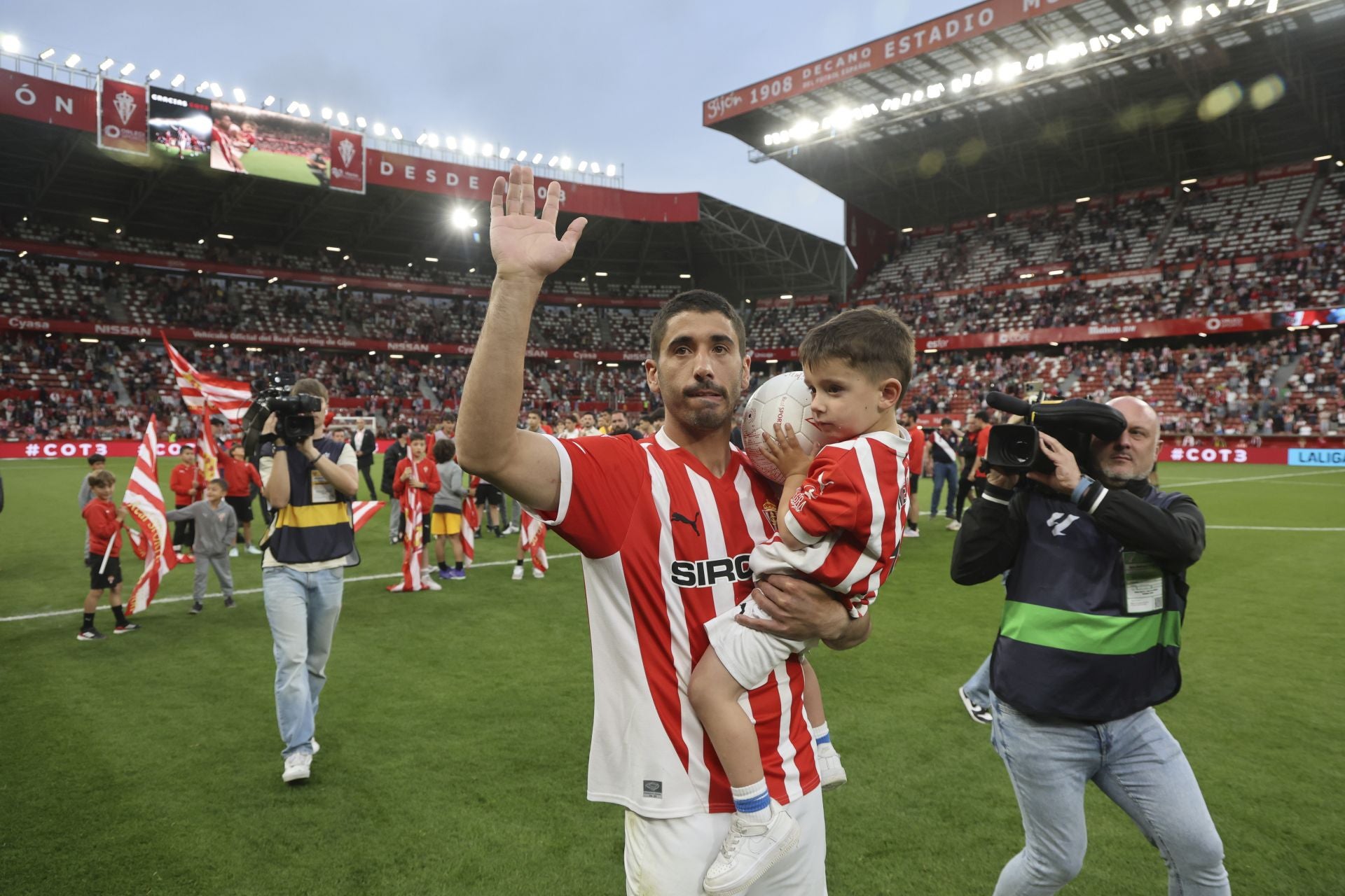 La última de Cote en El Molinón: su emotiva despedida del Sporting de Gijón, en imágenes
