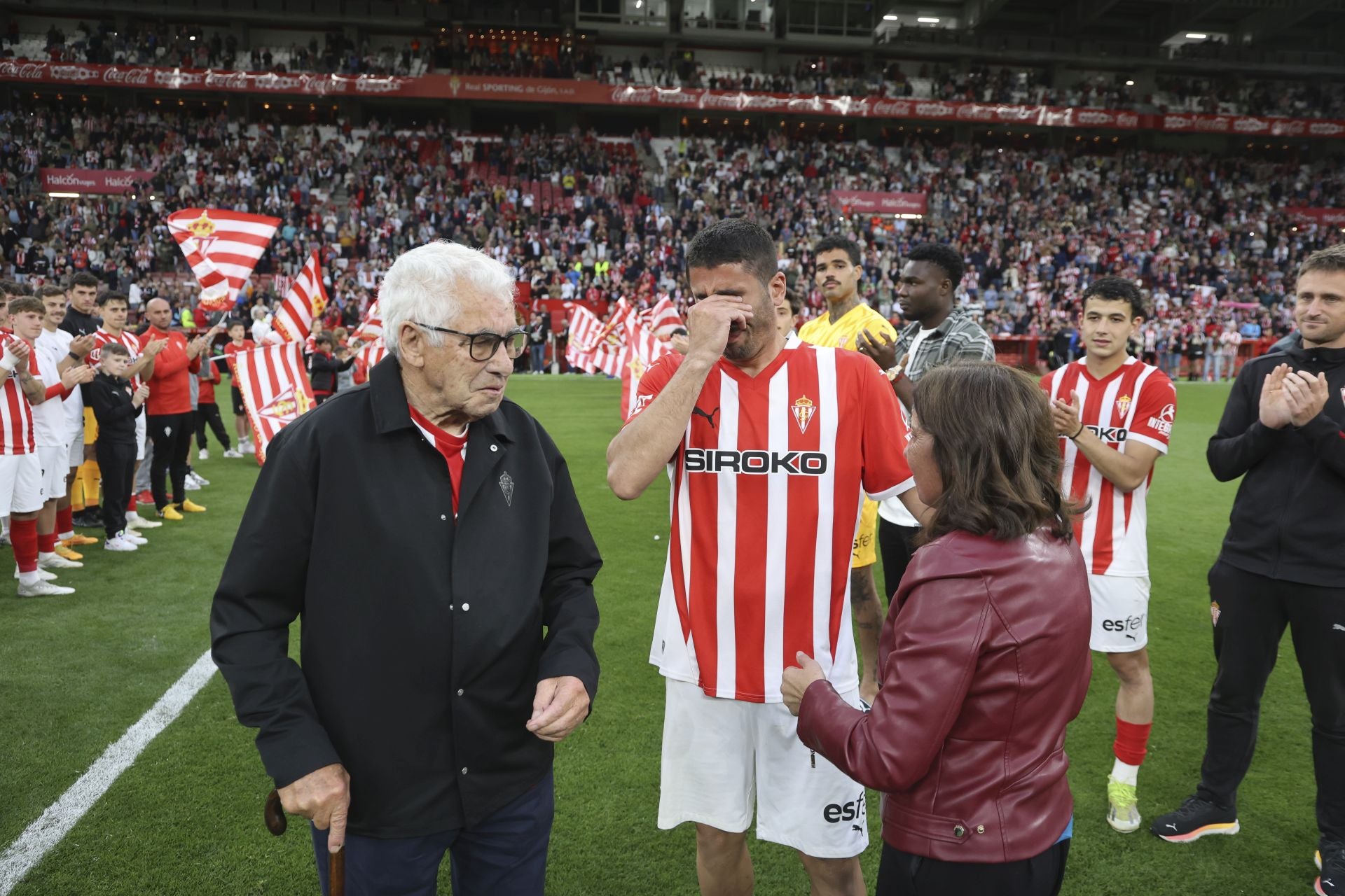La última de Cote en El Molinón: su emotiva despedida del Sporting de Gijón, en imágenes