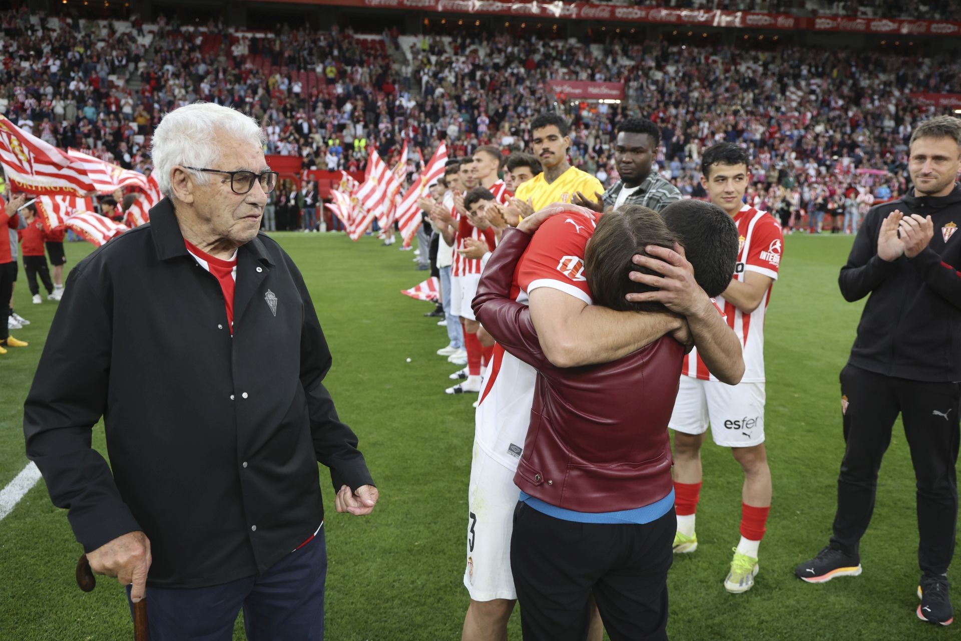 La última de Cote en El Molinón: su emotiva despedida del Sporting de Gijón, en imágenes