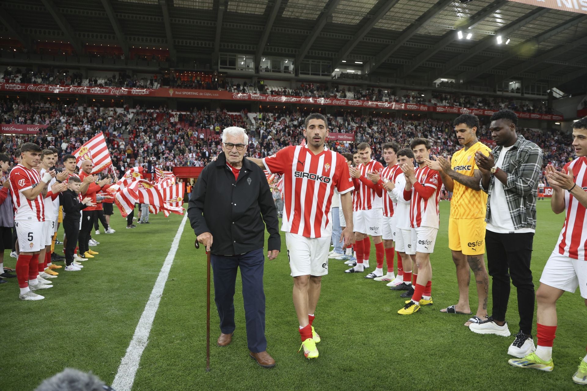La última de Cote en El Molinón: su emotiva despedida del Sporting de Gijón, en imágenes