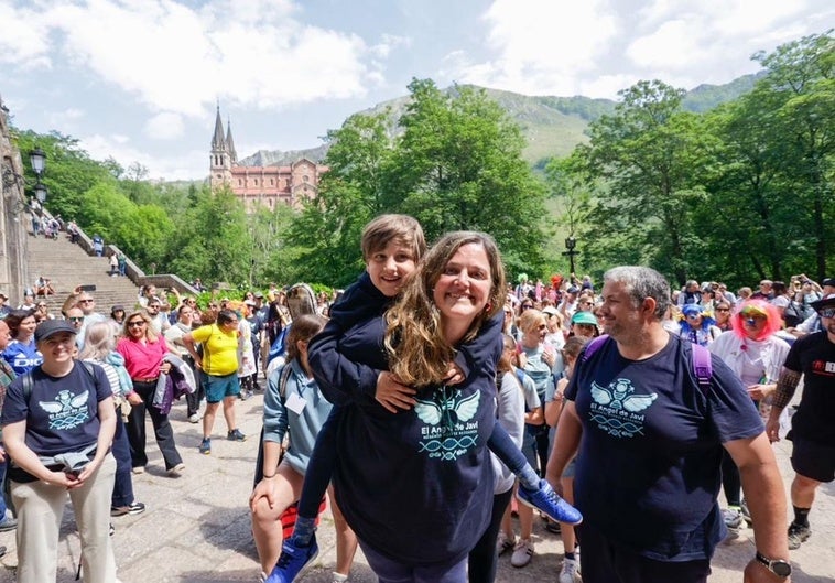 Javi, junto a su madre, Ana Piera, a su llegada a Covadonga, arropados por su 'ejército'.