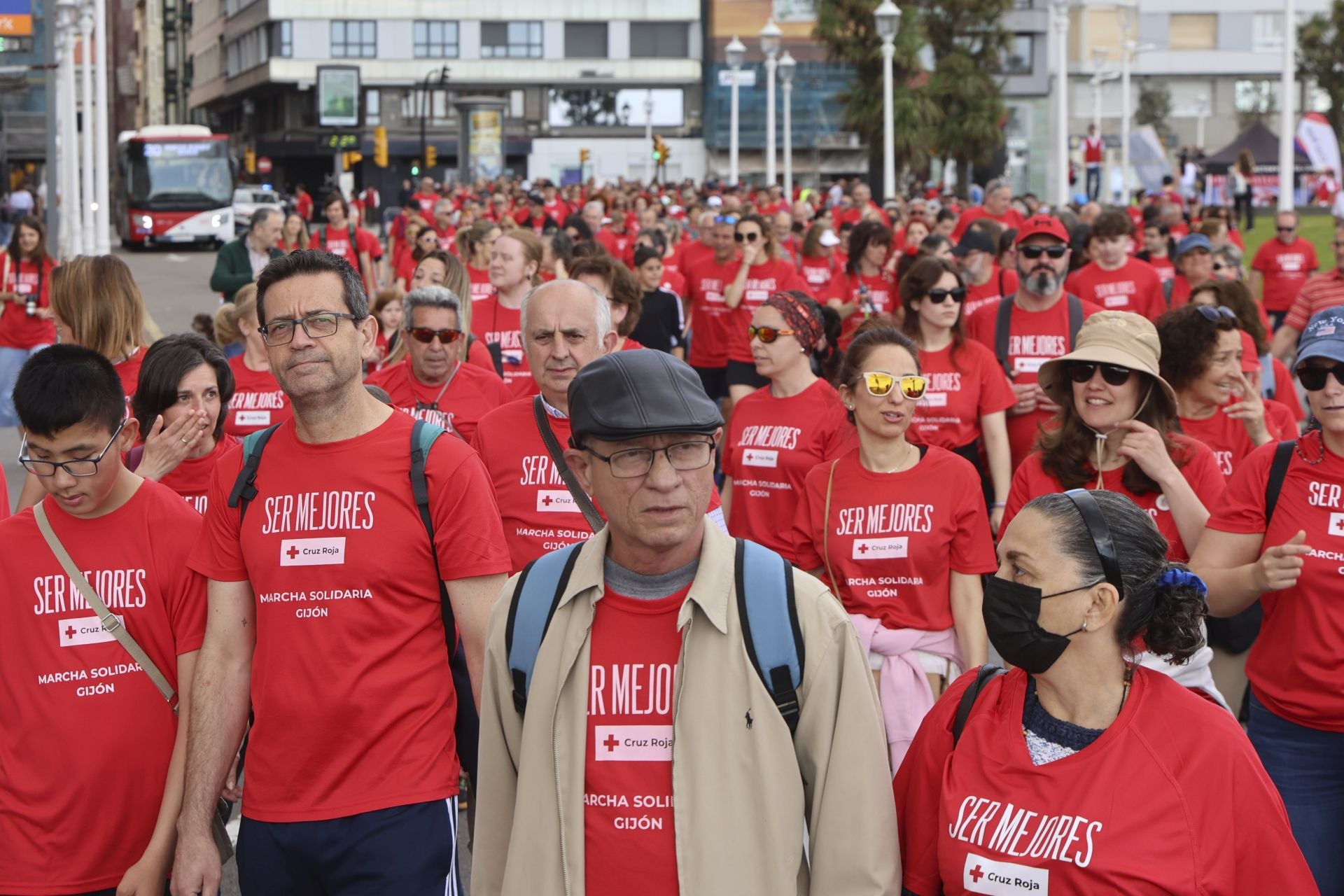 Marea de mil camisetas rojas en la marcha de Cruz Roja en Gijón