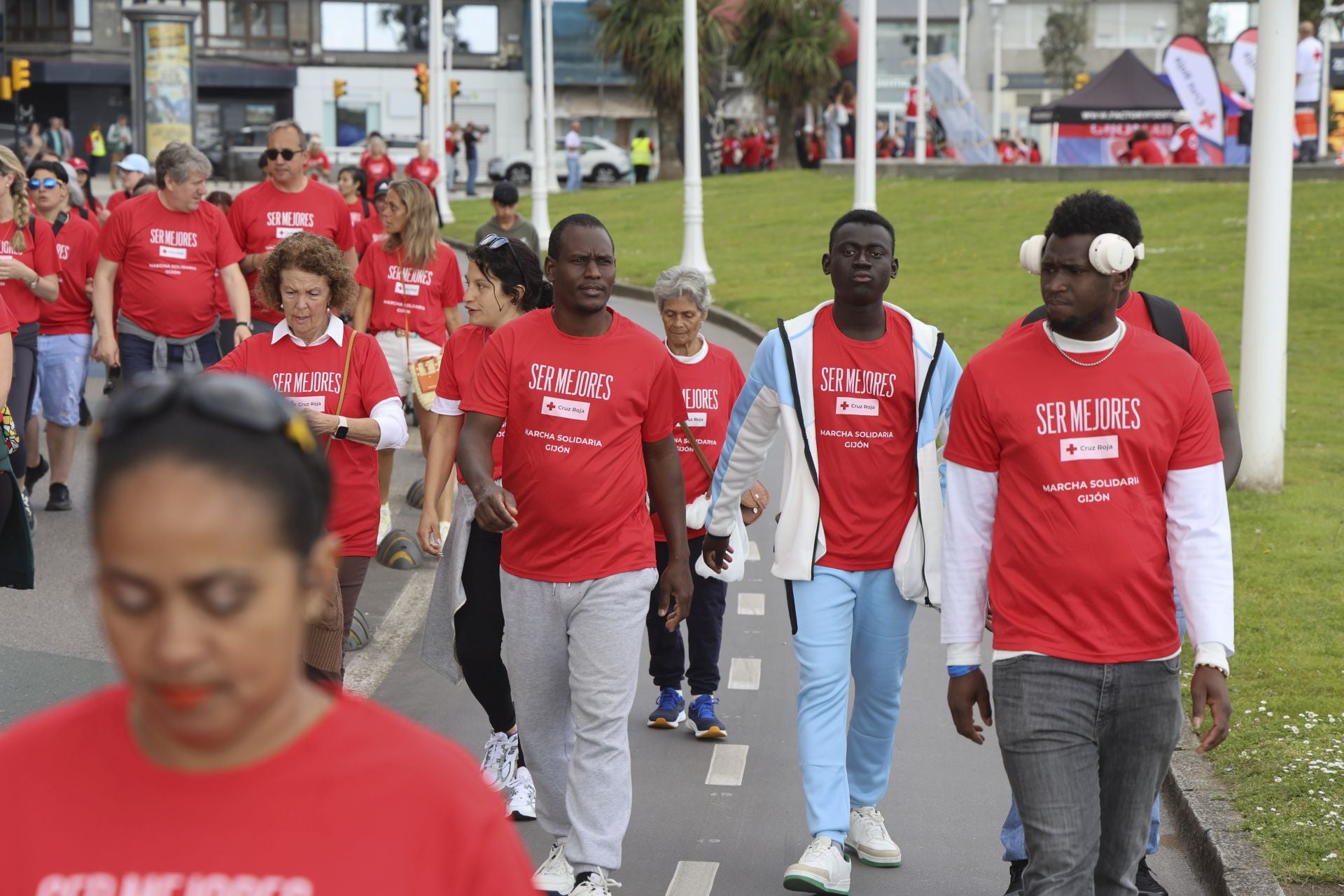 Marea de mil camisetas rojas en la marcha de Cruz Roja en Gijón