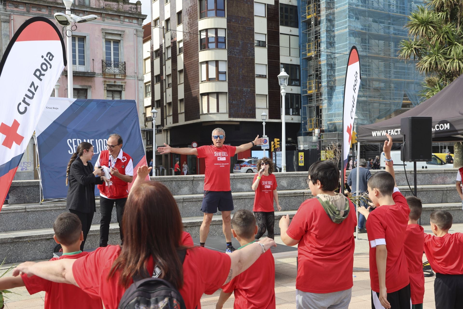 Marea de mil camisetas rojas en la marcha de Cruz Roja en Gijón