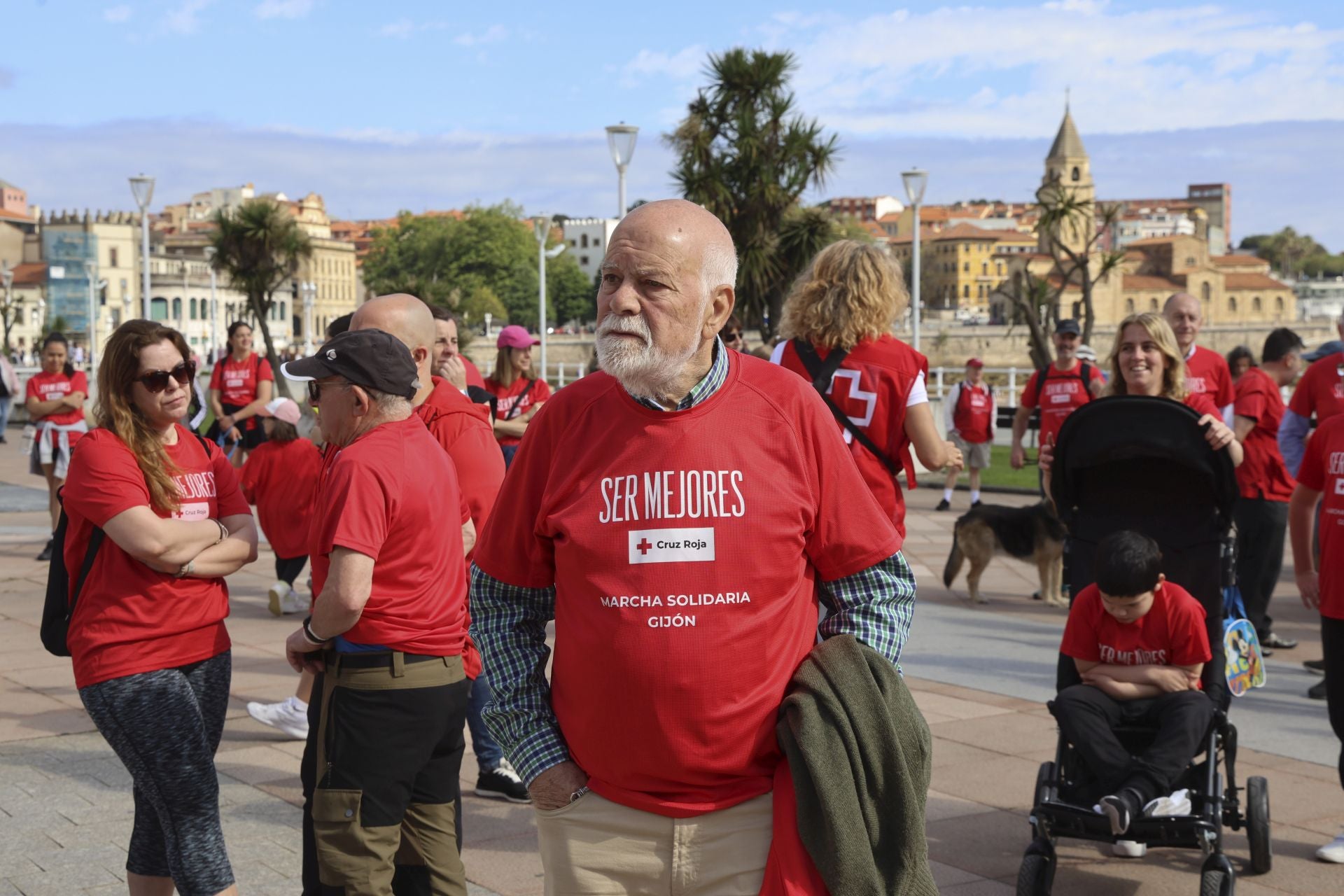 Marea de mil camisetas rojas en la marcha de Cruz Roja en Gijón