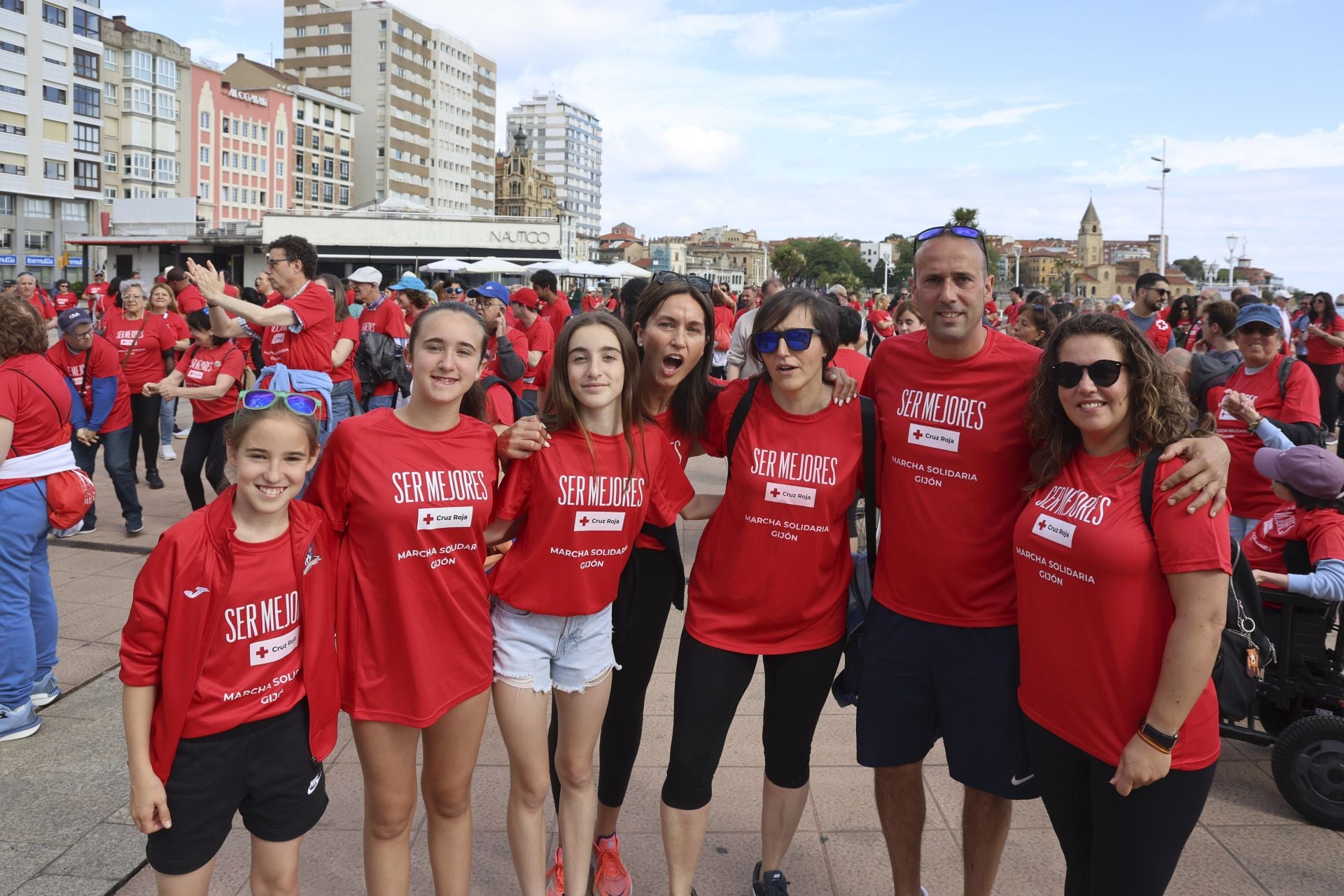 Marea de mil camisetas rojas en la marcha de Cruz Roja en Gijón