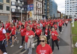 Marea de mil camisetas rojas en la marcha de Cruz Roja en Gijón
