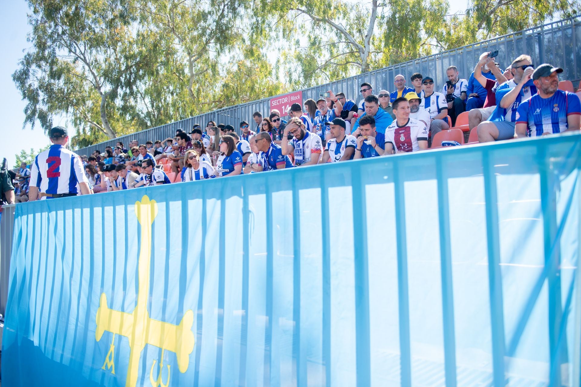 La afición del Real Avilés, a por todas en Madrid