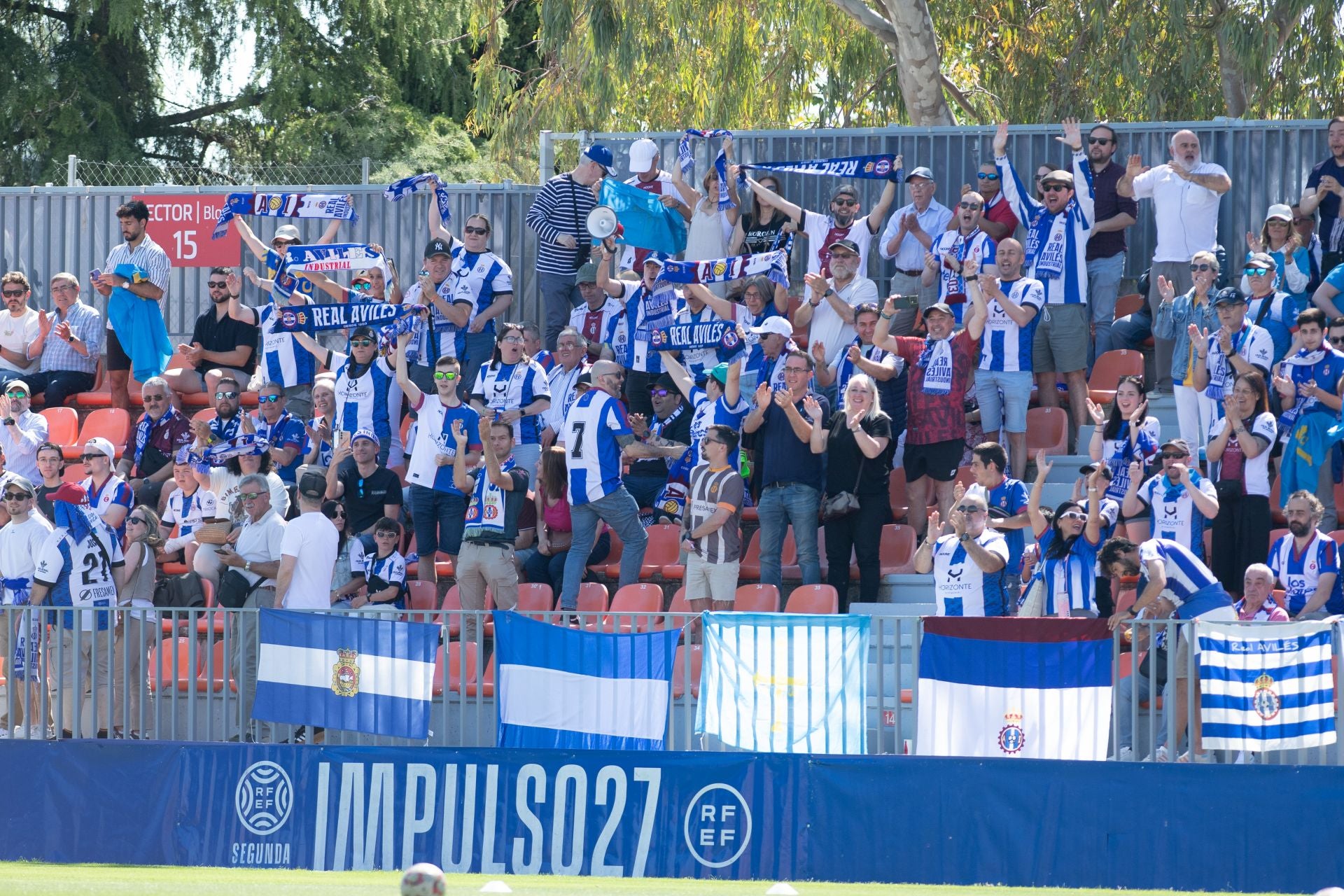 La afición del Real Avilés, a por todas en Madrid