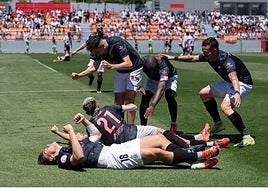 Los jugadores del Real Avilés celebran el segundo gol de Santamaría.