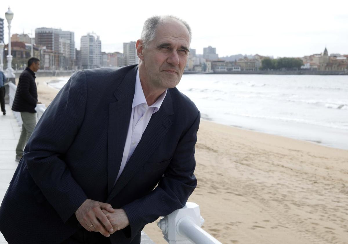 Carlos Rodellar, presidente del Círculo Gijón, apoyando en la barandilla del Muro.