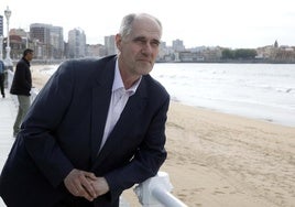 Carlos Rodellar, presidente del Círculo Gijón, apoyando en la barandilla del Muro.