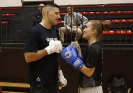 Joel Álvarez y Laura Fuertes, con los guantes puestos, en el pabellón del Complejo Deportivo de El Llano.