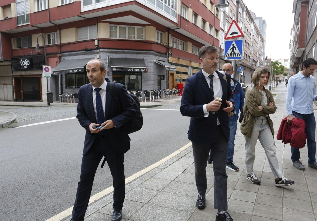 Los primeros en ayudar en el accidente del autobús en Avilés, unos buzos con conocimientos en primeros auxilios