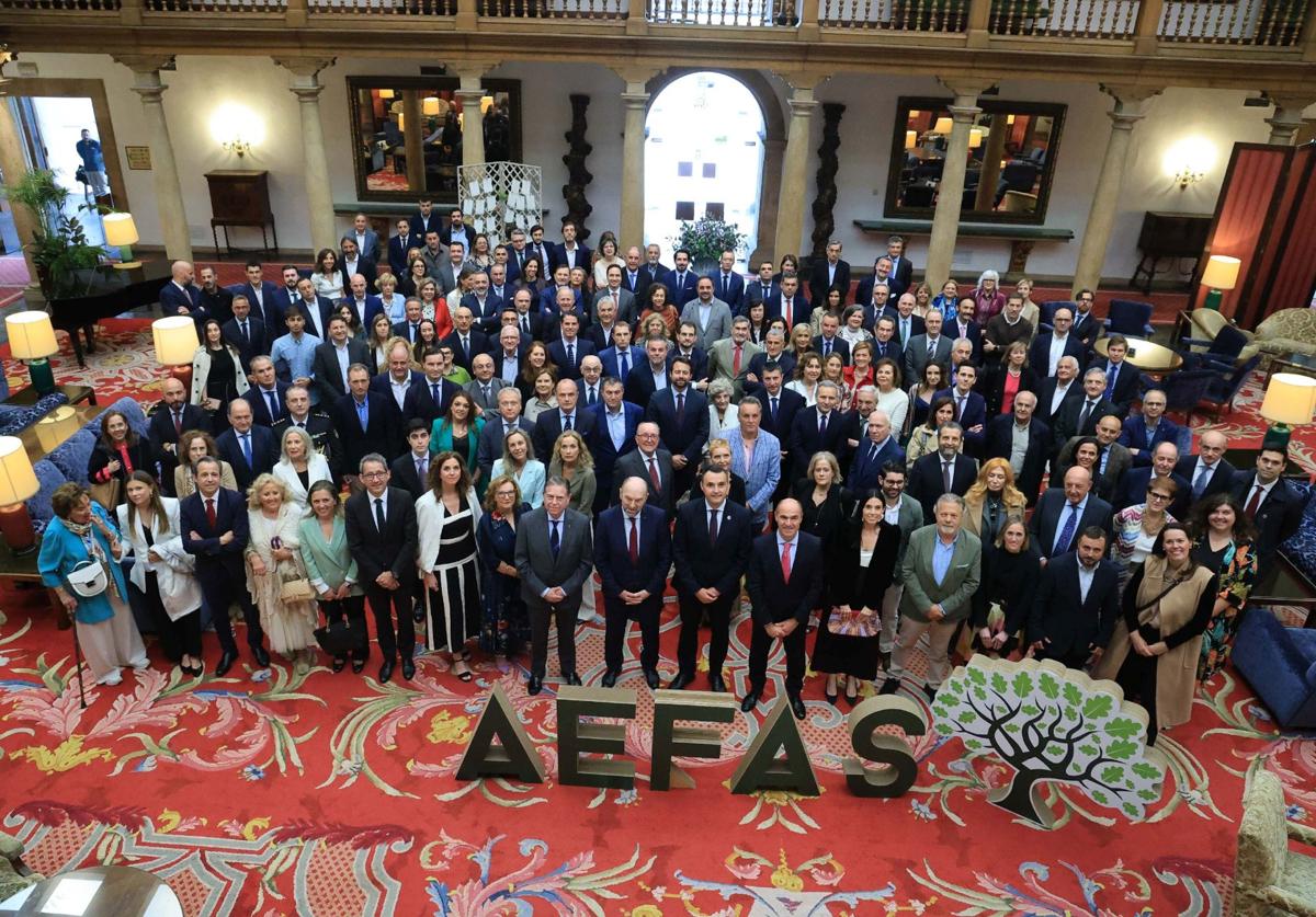 Miembros de las empresas familiares asturianas junto a los representantes institucionales, este lunes, en la gala de Aefas.