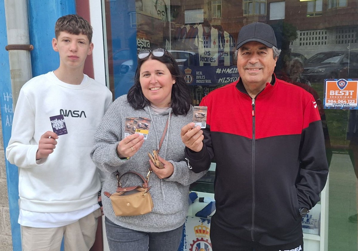 Los tres primeros aficionados del Real Avilés en la cola de la tienda oficial.