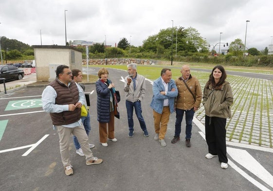 La alcaldesa, Mariví Monteserín, junto a miembros del gobierno local y de la empresa adjudicataria, durante la inauguración del nuevo aparcamiento de La Grandiella.