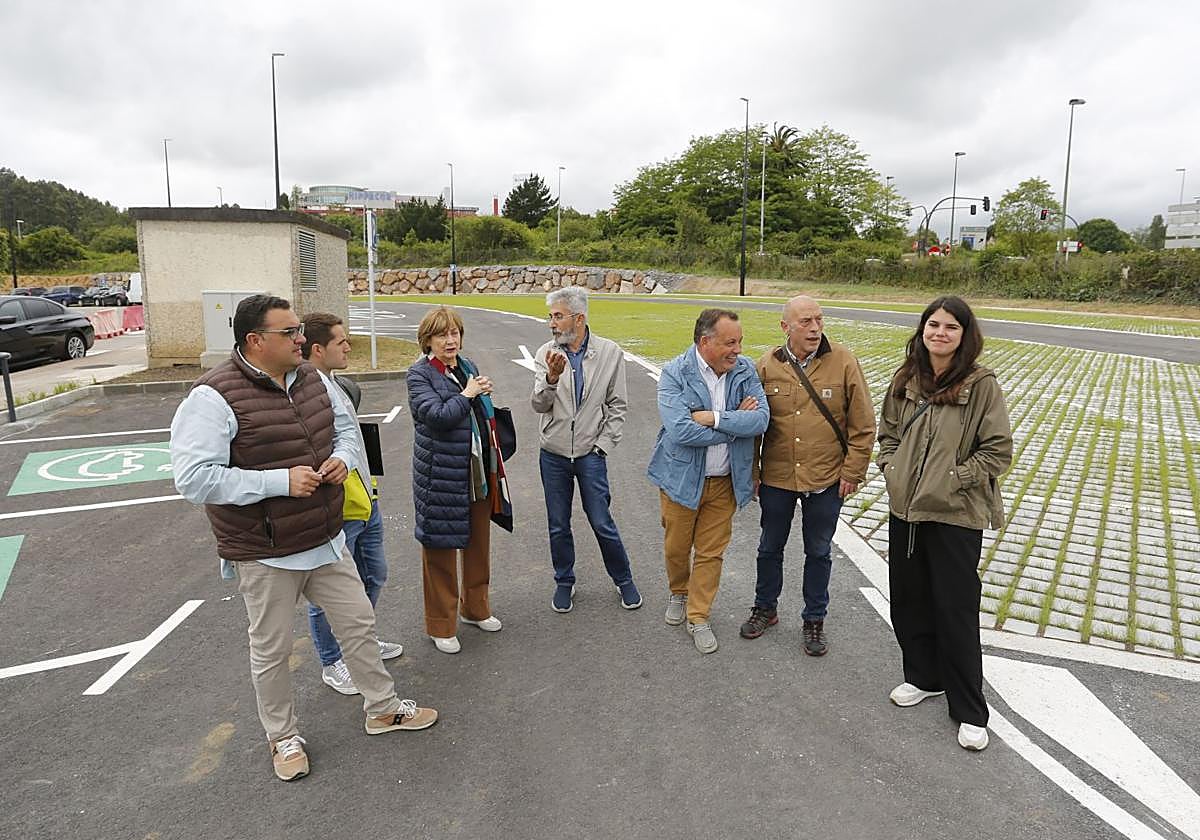 La alcaldesa, Mariví Monteserín, junto a miembros del gobierno local y de la empresa adjudicataria, durante la inauguración del nuevo aparcamiento de La Grandiella.