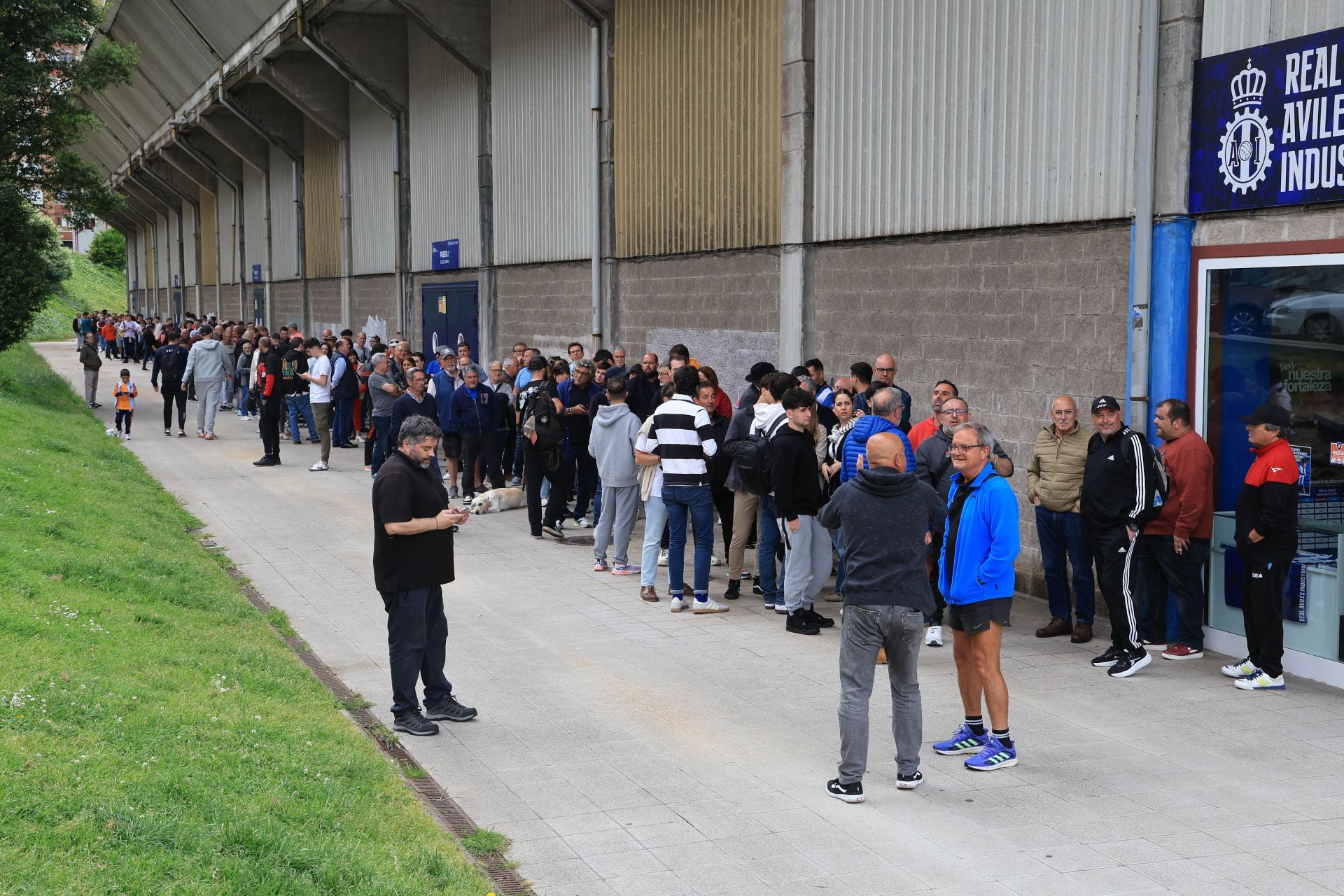 Locurón para hacerse con una entrada y animar al Real Avilés en el Suárez Puerta