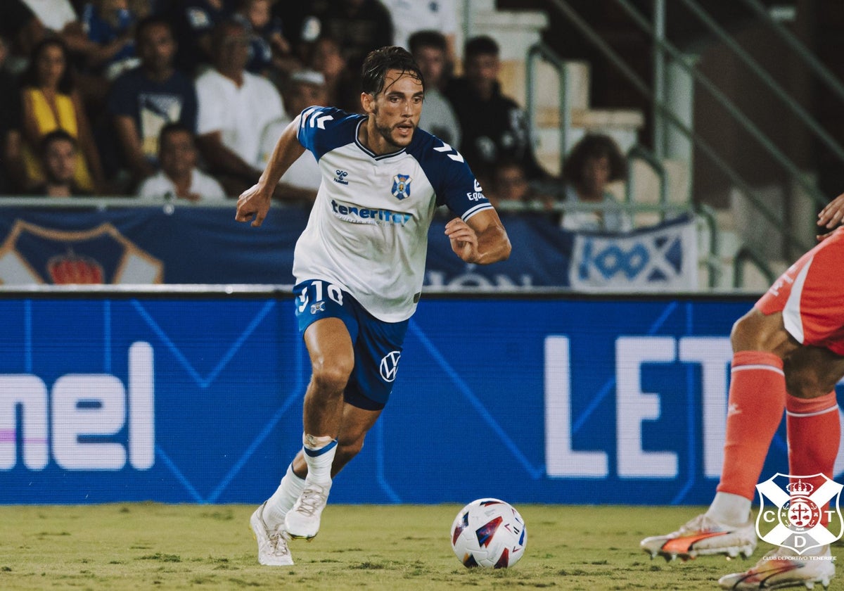 Álex Corredera, durante un partido con el Tenerife.