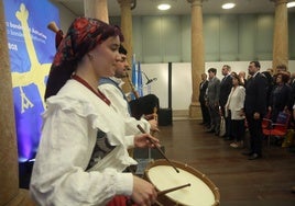 Autoridades y asistentes al acto institucional del Día de la Bandera celebrado el domingo, puestos en pie en señal de respeto por el himno de Asturias.
