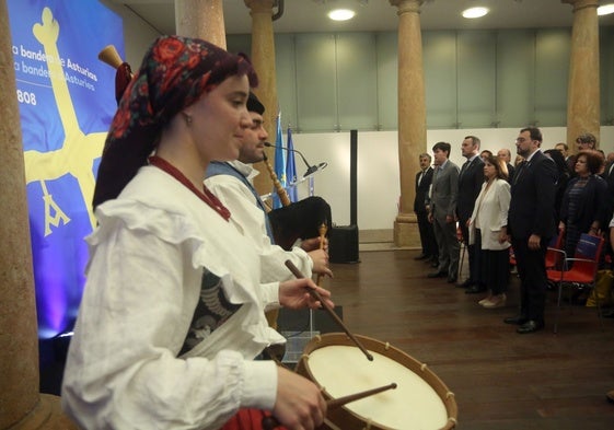 Autoridades y asistentes al acto institucional del Día de la Bandera celebrado el domingo, puestos en pie en señal de respeto por el himno de Asturias.