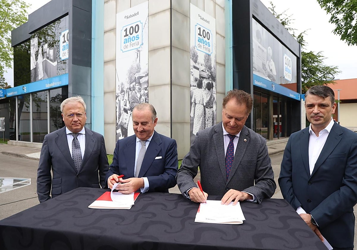 Álvaro Alonso, Pablo Junceda, Félix Baragaño y Juan Carlos Campo durante la firma del convenio entre la entidad bancaria y el recinto ferial Luis Adaro.