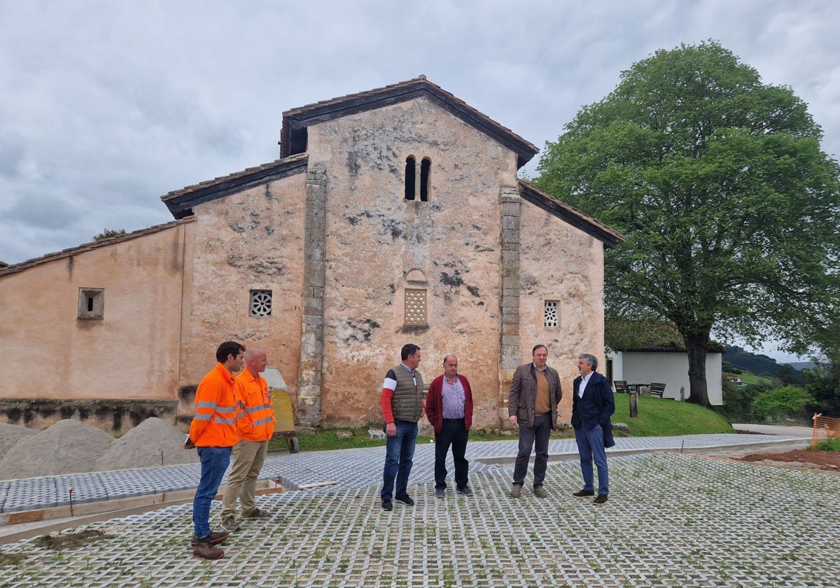 A la derecha, el consejero de Movilidad, Alejandro Calvo, junto al alcalde de Villaviciosa, Alejandro Vega; el representante de la asociación vecinal de Priesca; el edil Marcos Ortiz y dos técnicos de la obra.