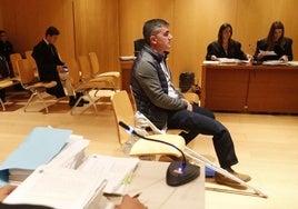 Omar López, el conductor que afronta penas de cárcel de cuatro y cinco años, sentado en el banquillo de los acusados.