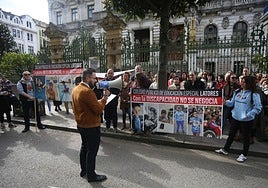 Una concentración de las familias del colegio de Latores ante la Junta.