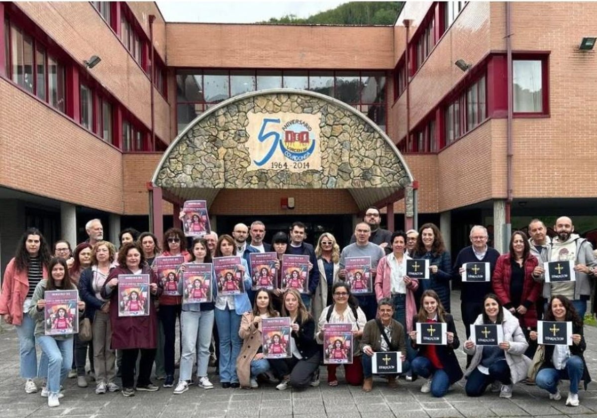 Concentración del profesorado del IES Virgen de Covadonga de El Entrego.