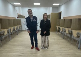 Roberto García y Marina Casero, en la nueva sala de estudios.