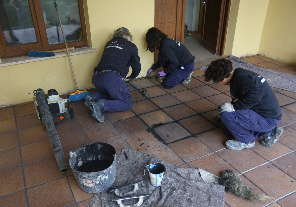 Trabajadores de un plan de empleo realizando labores de mejora en un equipamiento municipal.