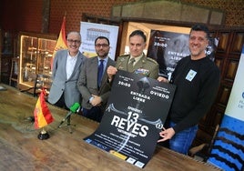 Por la izquierda, Pablo Álvarez, presidente del Ateneo Musical; el edil ovetense David Álvarez, el Coronel Juan Luis González y el músico Iñaki Santianes.
