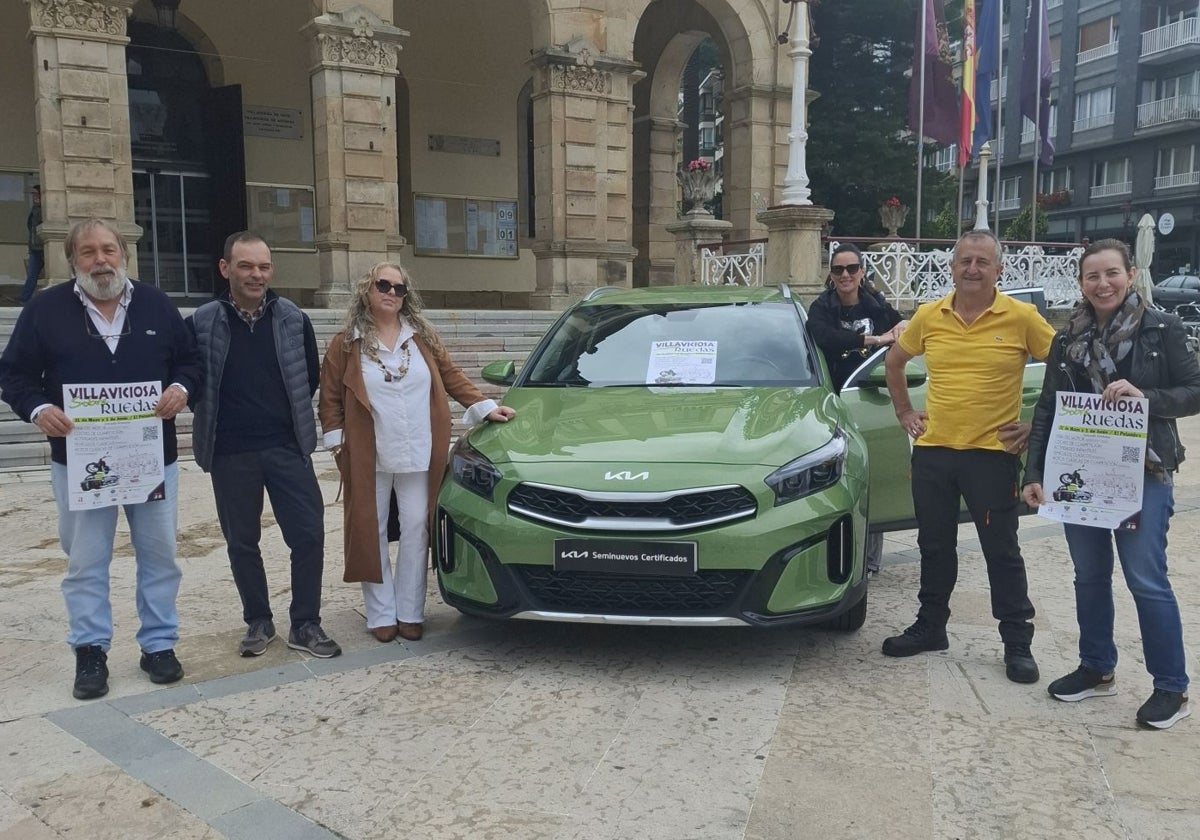 Luis Rivaya, de La Chalga Producciones; Manuel Cueto, del Club Seat 600 Gijón; Lucía Llera, tesorera de la Asociación de Autónomos, Comerciantes y Servicios de Villaviciosa (Acosevi); Mónica Miranda, de Automóviles Miguel; Fernando Vallina, de Vallina Automoción; y la edil Rocío Vega, en la presentación de la feria La Villa sobre Ruedas