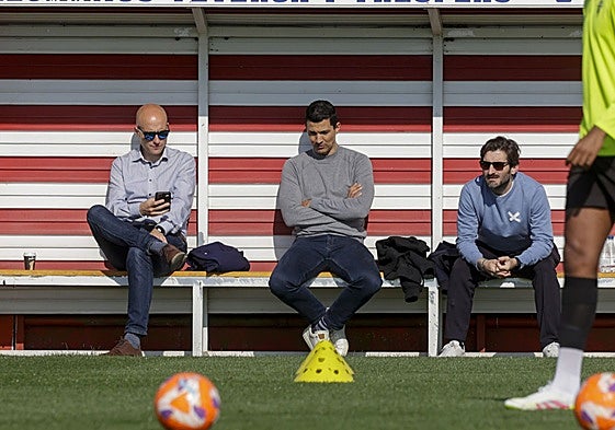 Israel Villaseñor, en un entrenamiento reciente, entre David Guerra y Gerardo.