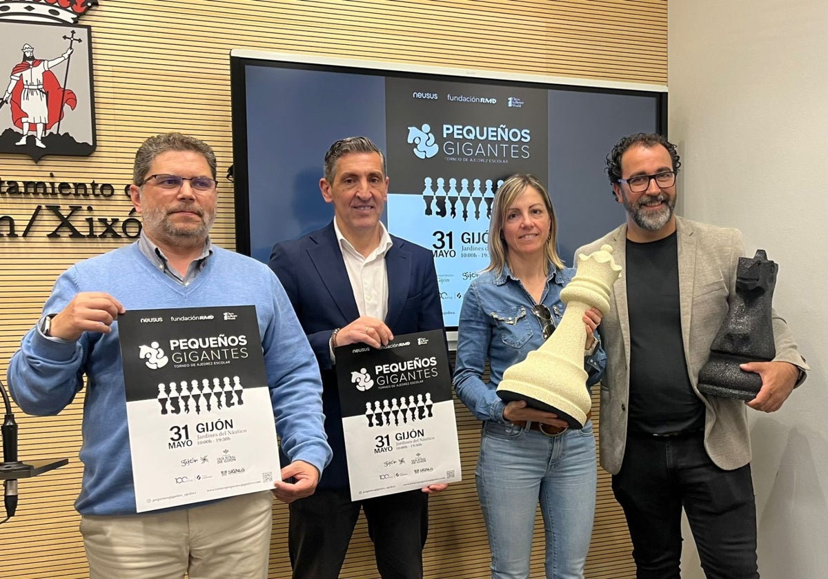 Toño Migoya, director de la Fundación Caja Rural de Gijón; Jorge Pañeda, concejal de Deportes; Patricia Riestra, jefa de la División de Promoción Deportiva del Patronato, y Nicolás González, promotor del concurso Pequeños Gigantes, en la presentación del torneo.