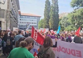 Los sindicatos CC OO, UGT y SUATEA se manifiestan por la educación en Oviedo