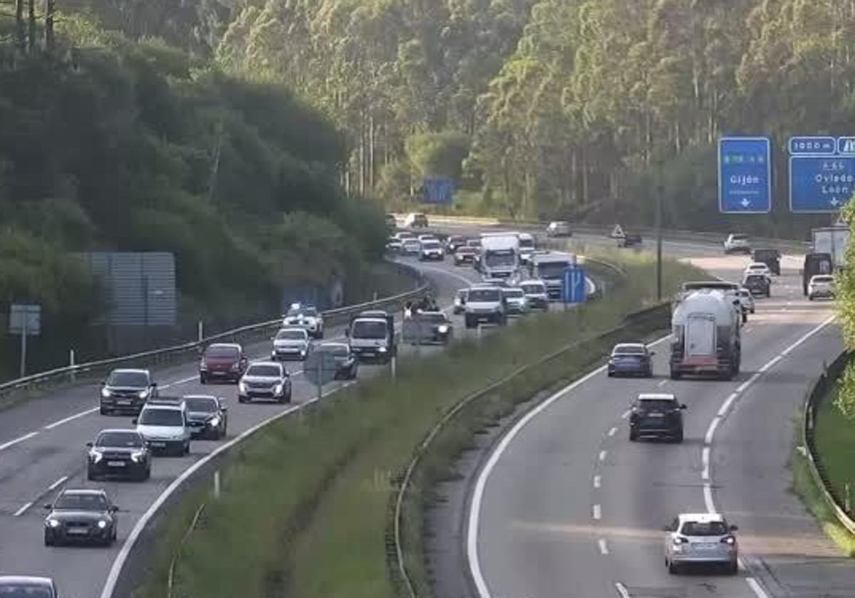 Una colisión de dos coches provoca atascos en la autopista 'Y'