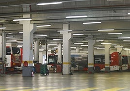Autobuses de EMTUSA en las cocheras de la compañía en Tremañes.
