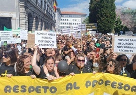 Concentración de los docentes asturianos en Oviedo.
