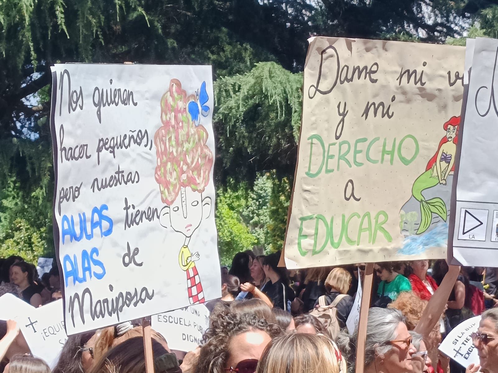 Masiva concentración de los docentes en Oviedo