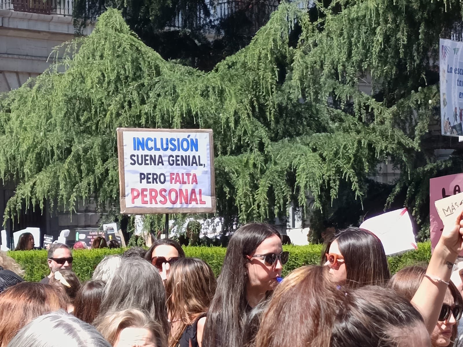 Masiva concentración de los docentes en Oviedo