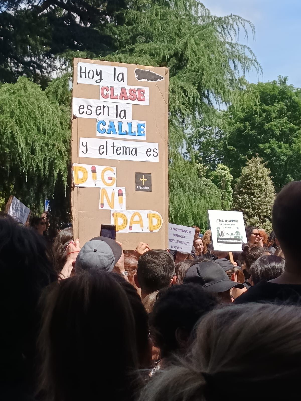 Masiva concentración de los docentes en Oviedo
