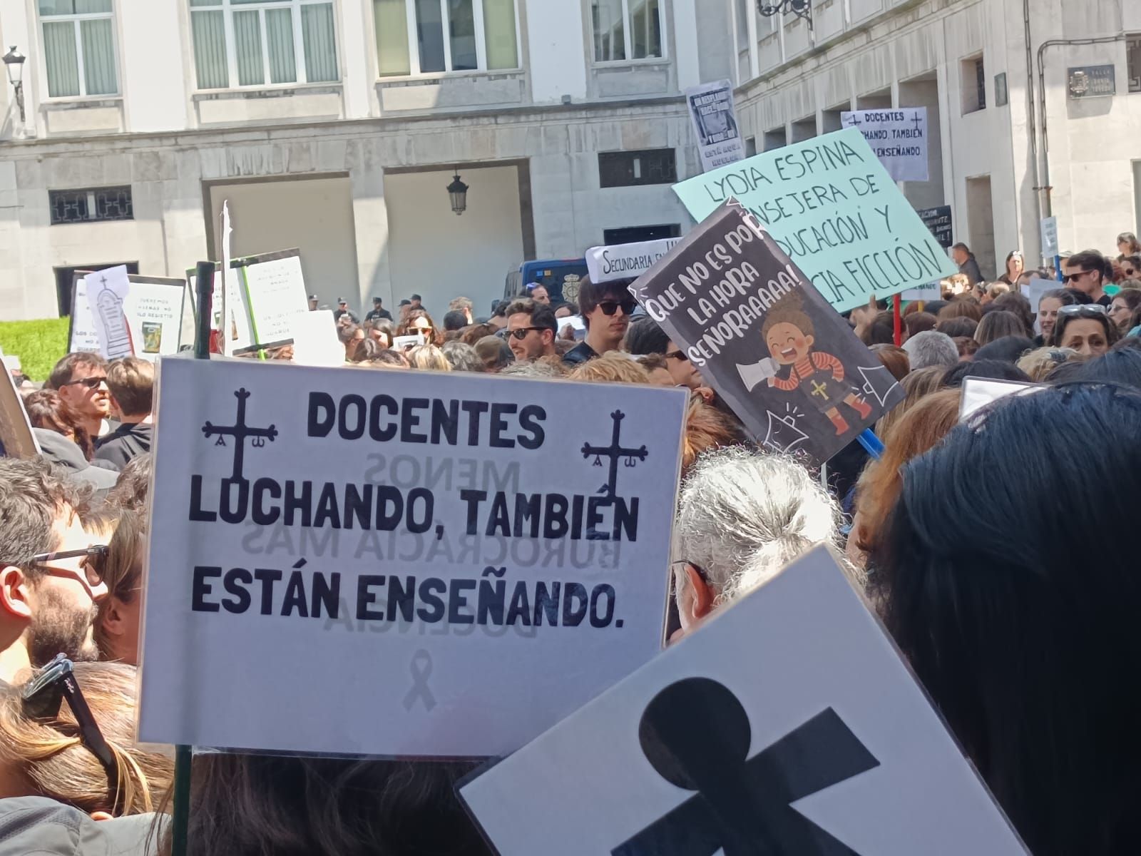 Masiva concentración de los docentes en Oviedo