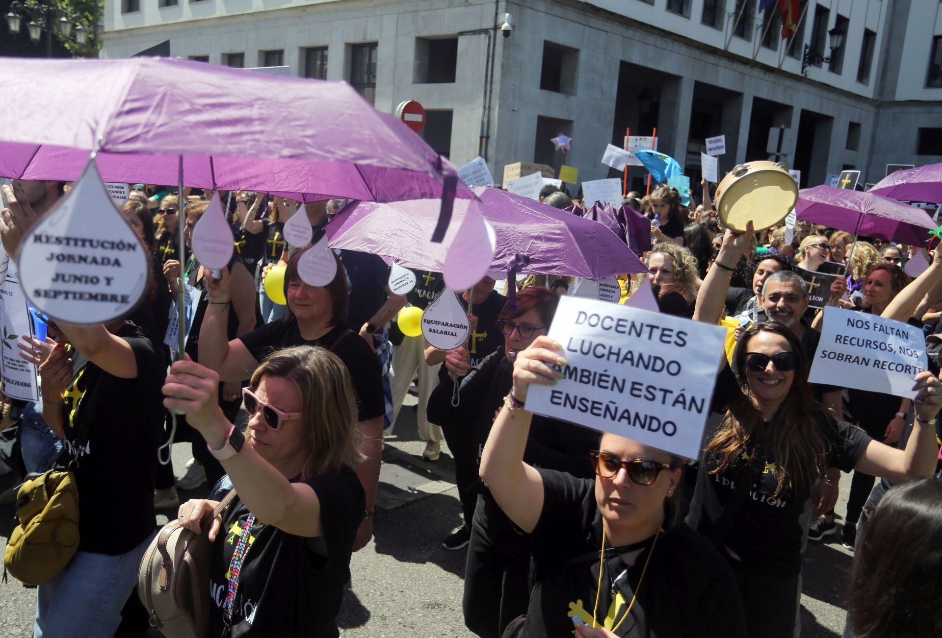Masiva concentración de los docentes en Oviedo