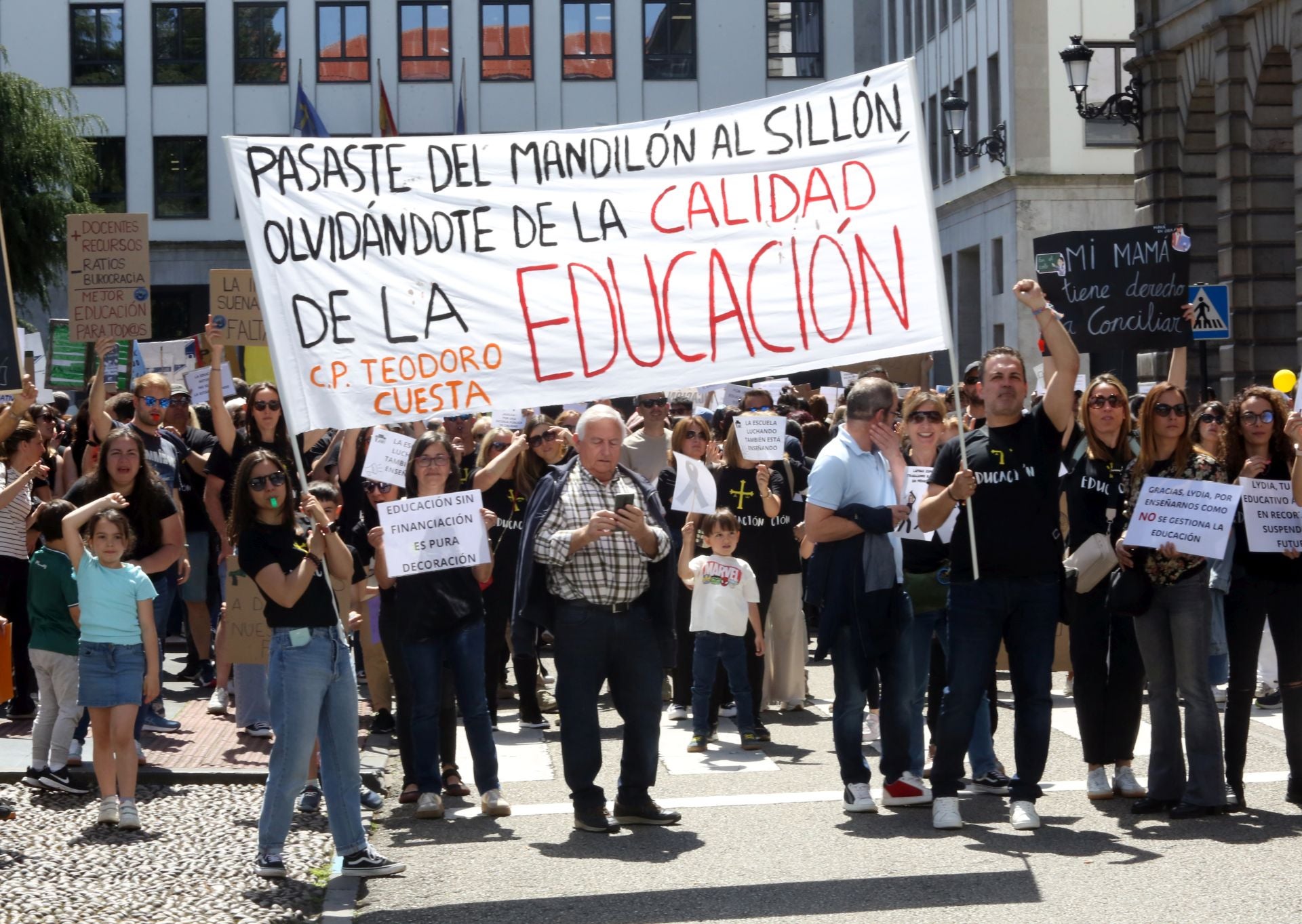 Masiva concentración de los docentes en Oviedo