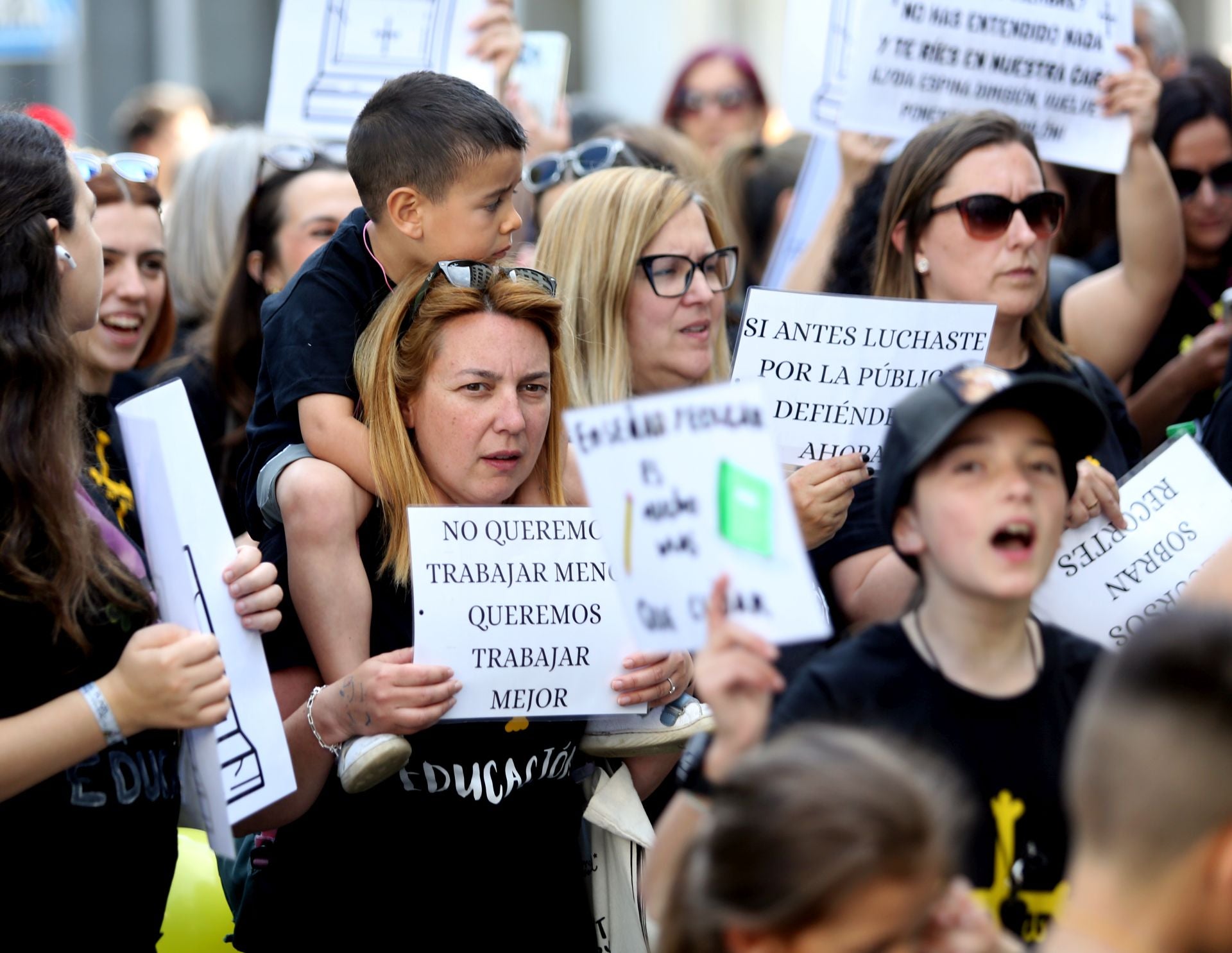 Masiva concentración de los docentes en Oviedo