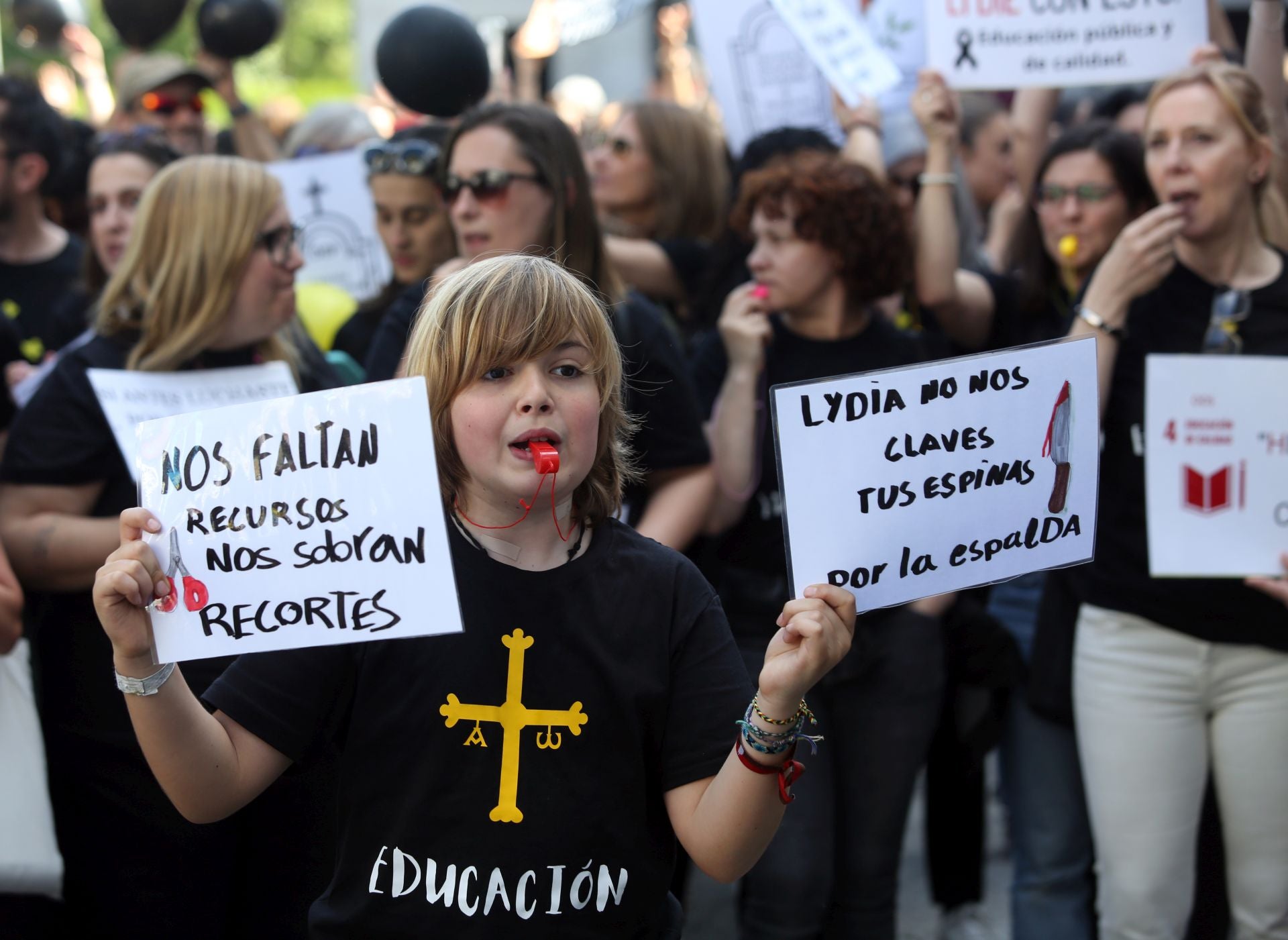 Masiva concentración de los docentes en Oviedo